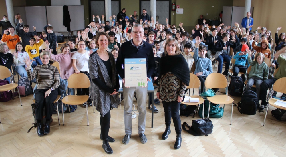 Urkundenübergabe im Gymnasium Landeck mit Direktor und Stellvertreterin den Klimabündnis Tirol