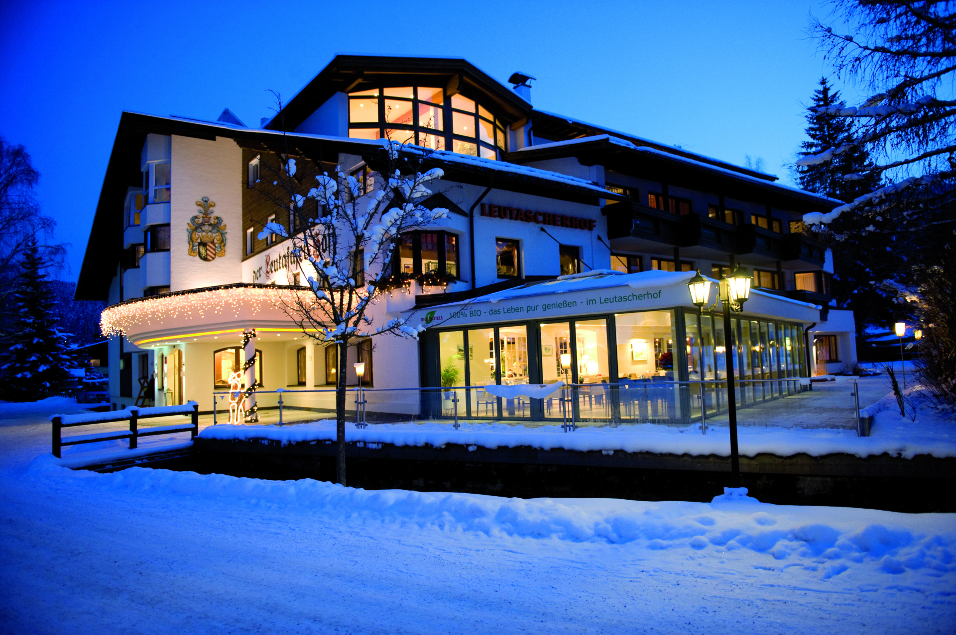 Hotel von außen bei Nacht im Winter
