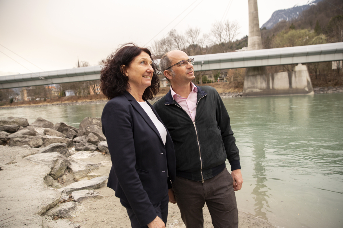 Mann und Frau stehen am Fluss Innsbruck