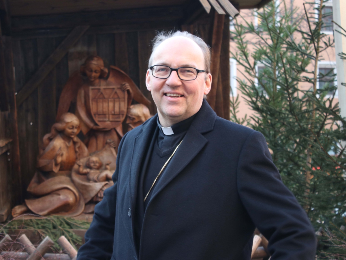 Bischoff der Diözese Innsbruck vor religiösem Denkmal