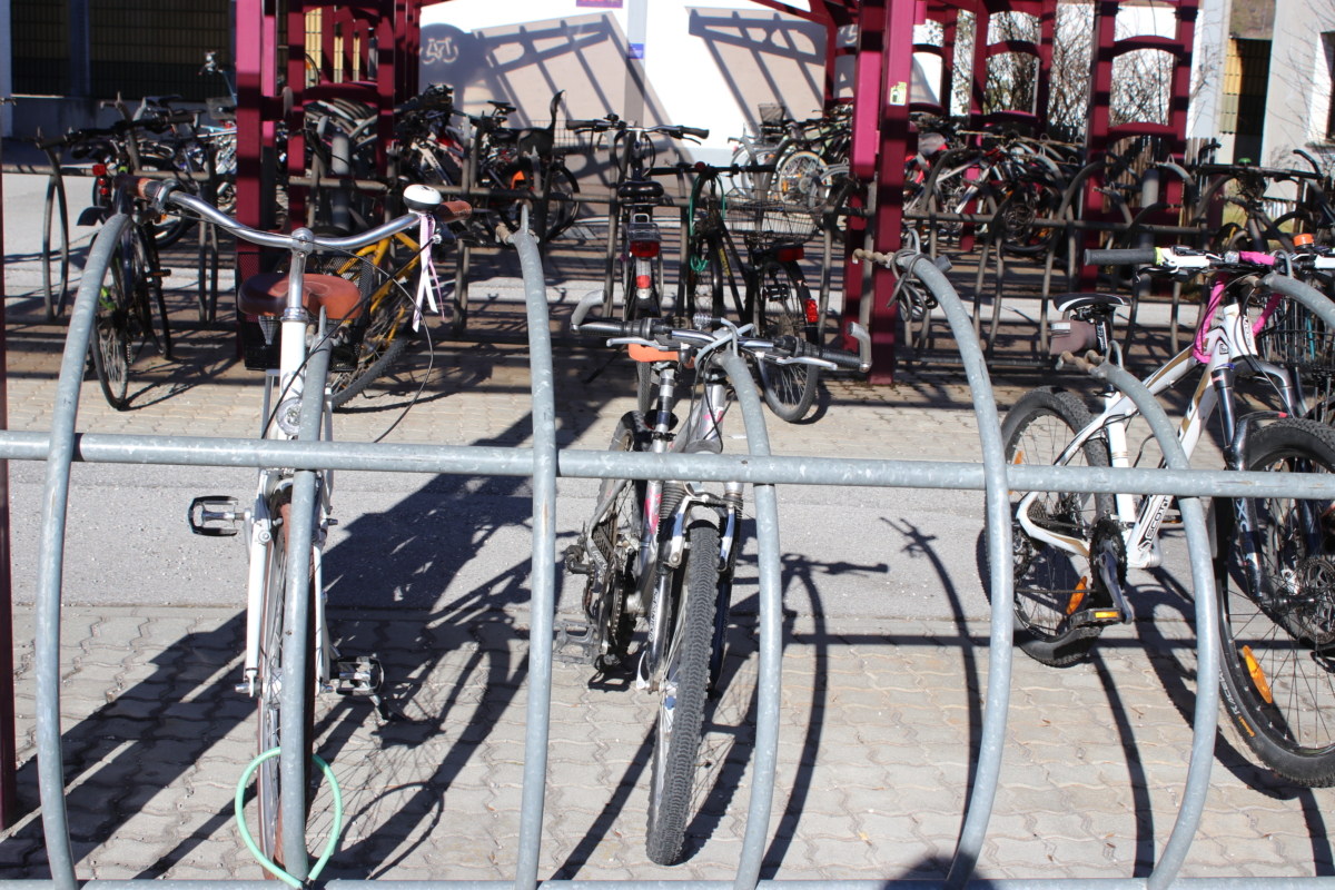 Radabstellplatz mit Rädern in der Gemeinde Inzing