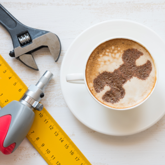 Kaffeetasse und Werkzeug