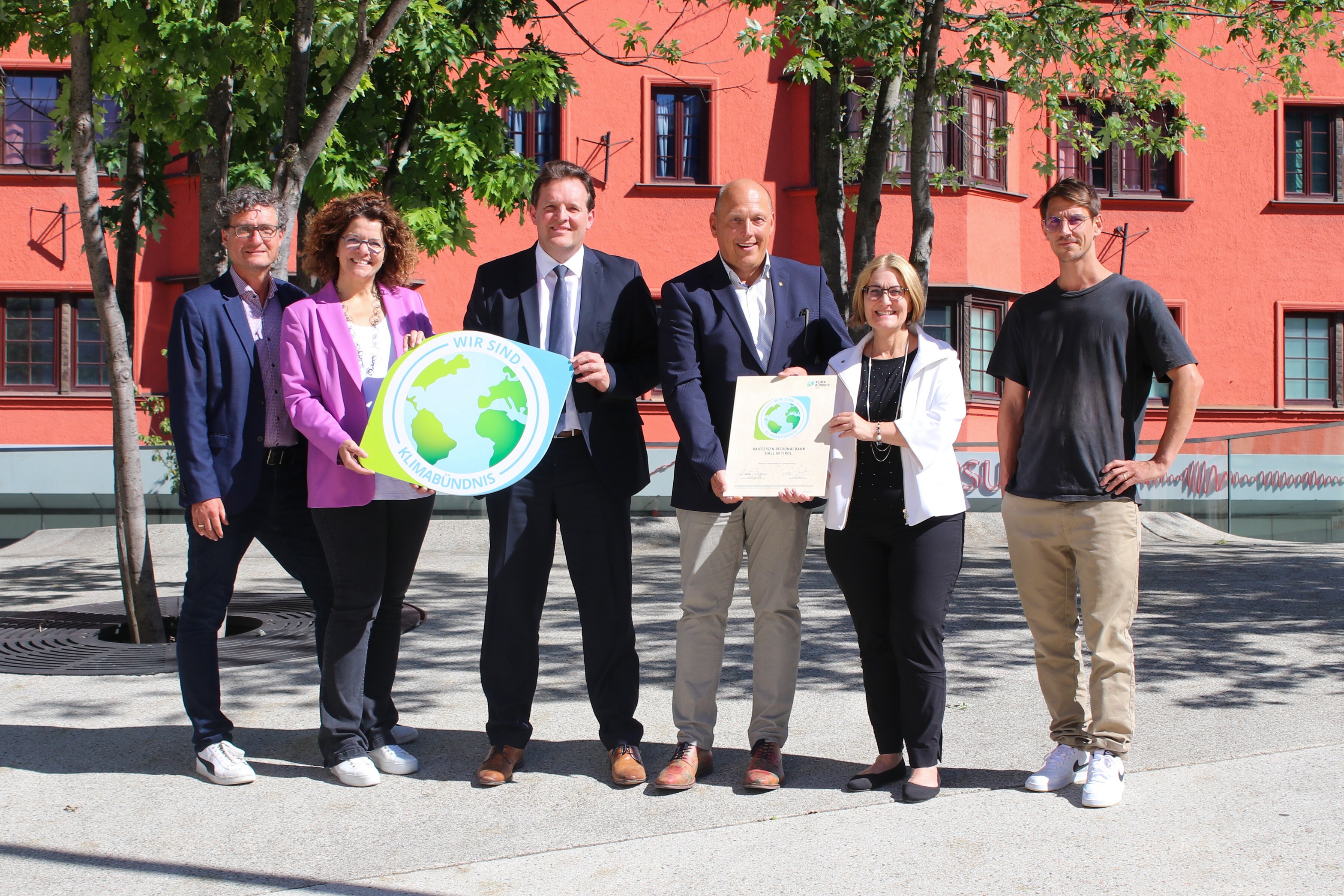 Ein Plus für die Nachhaltigkeit: Die Raiffeisen Regionalbank Hall in Tirol ist Klimabündnis-Betrieb