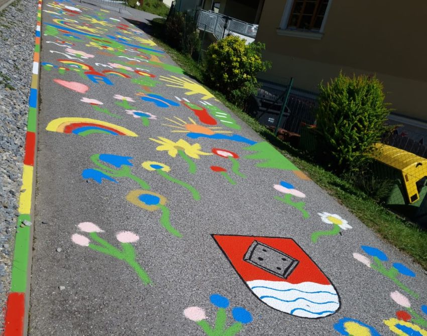 eine Straße ist mit Blumen und einem Wappen bemalt