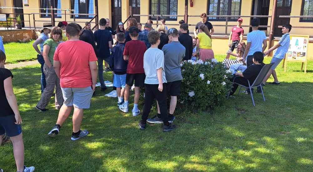 Auf den Fotos zu sehen sind die Projektpräsentation der Schüler:innen im Rahmen eines „market places".