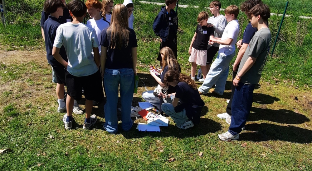 Auf den Fotos zu sehen sind die Projektpräsentation der Schüler:innen im Rahmen eines „market places".