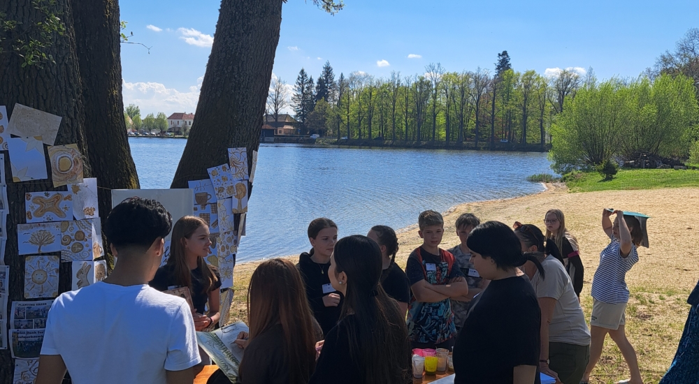 Auf den Fotos zu sehen sind die Projektpräsentation der Schüler:innen im Rahmen eines „market places".