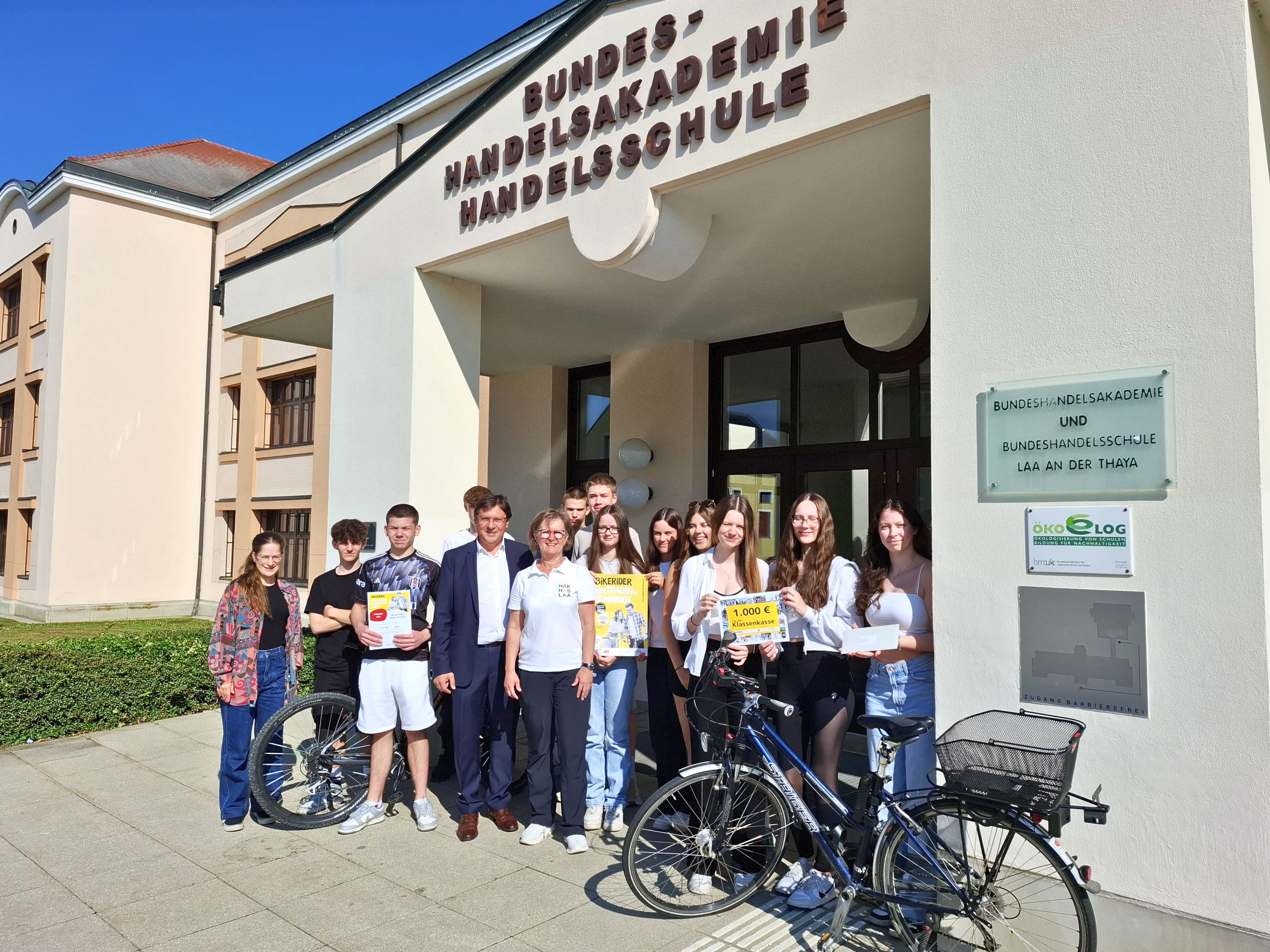 Am Bild zu sehen sind Schüler:innen der aktivsten BikeRider Klasse 2025, der 2IBB HAK Laa/Thaya.