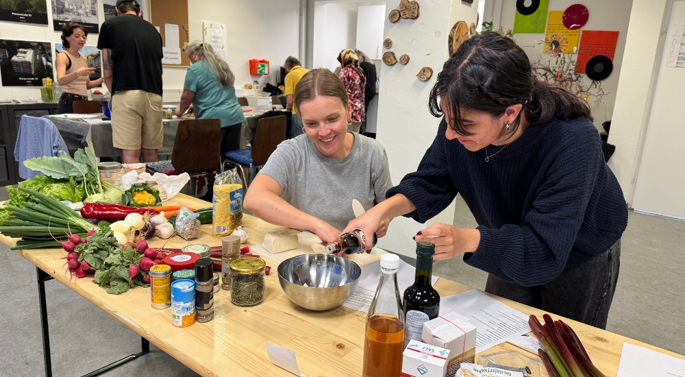 2 Frauen kochen gemeinsam nach Rezept