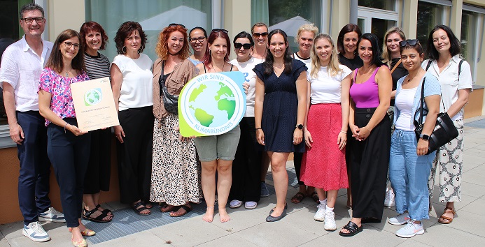 Geschäftsführer von Klimabündnis Tirol Andrä Stigger, Kindergartenleiterin Mag.a Alice Aschauer mit dem Team des Kindergarten Siegmair, Elternvertreterinnen des Klimabei-rats