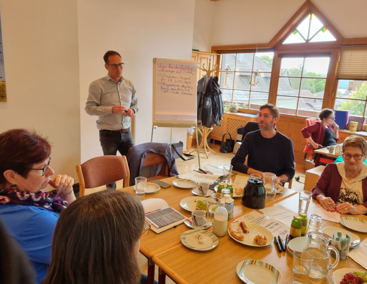 die Gruppe sammelt Ideen für den Workshop