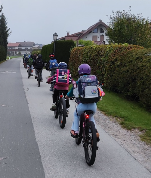 Mit dem Bike Bus Kössen kommen die Kinder ausgelastet in den Unterricht