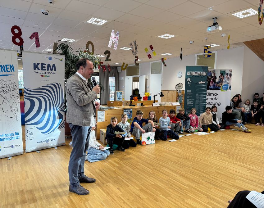 Bürgermeister Christoph Stark eröffnet feierlich die Klimaversum Wanderausstellung