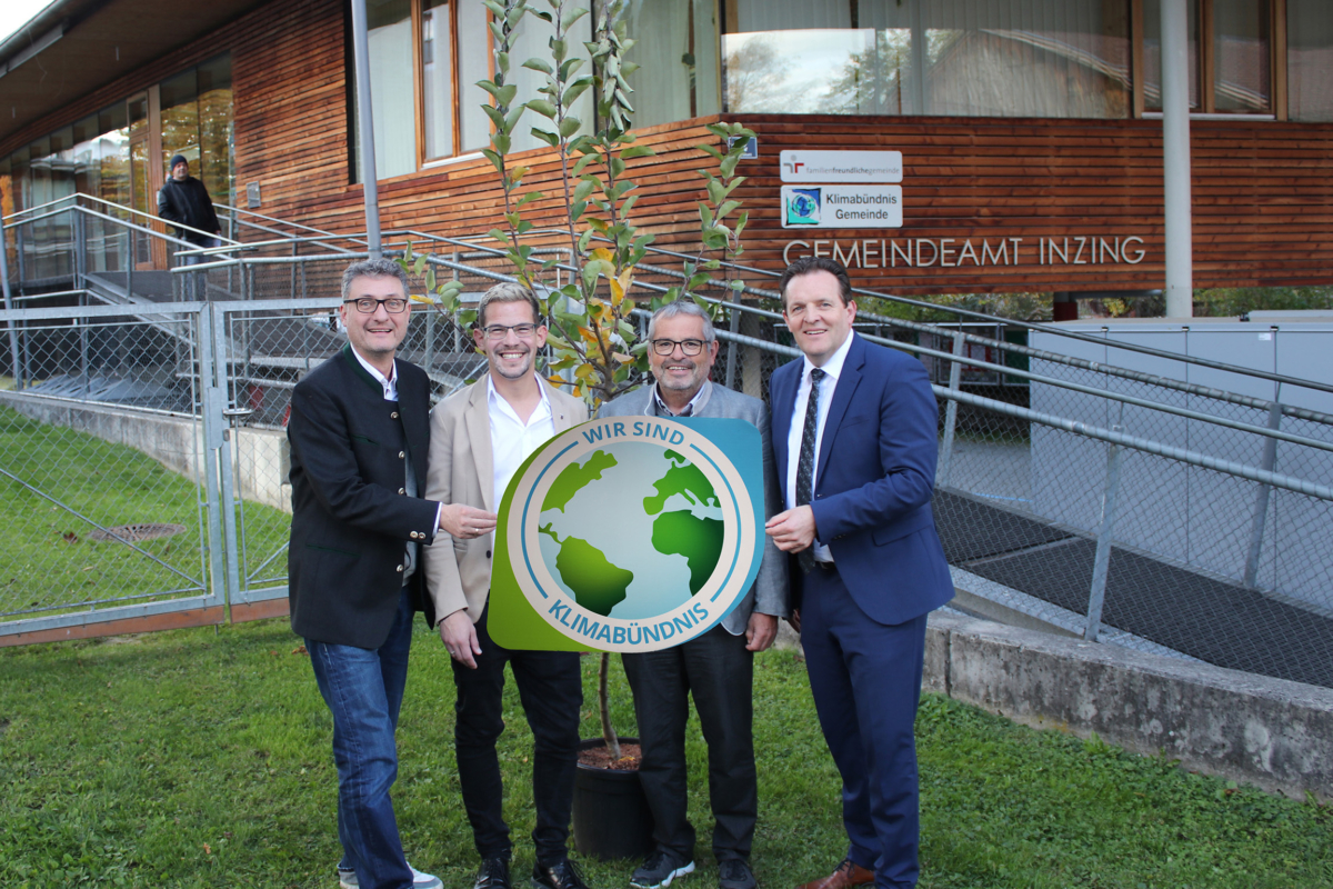 Andrä Stigger und René Zumtobel freuen sich mit Inzings Vürgermeister und dem Vizebürgermeister über die langjährige Mitgliedschaft im Klimabündnis.
