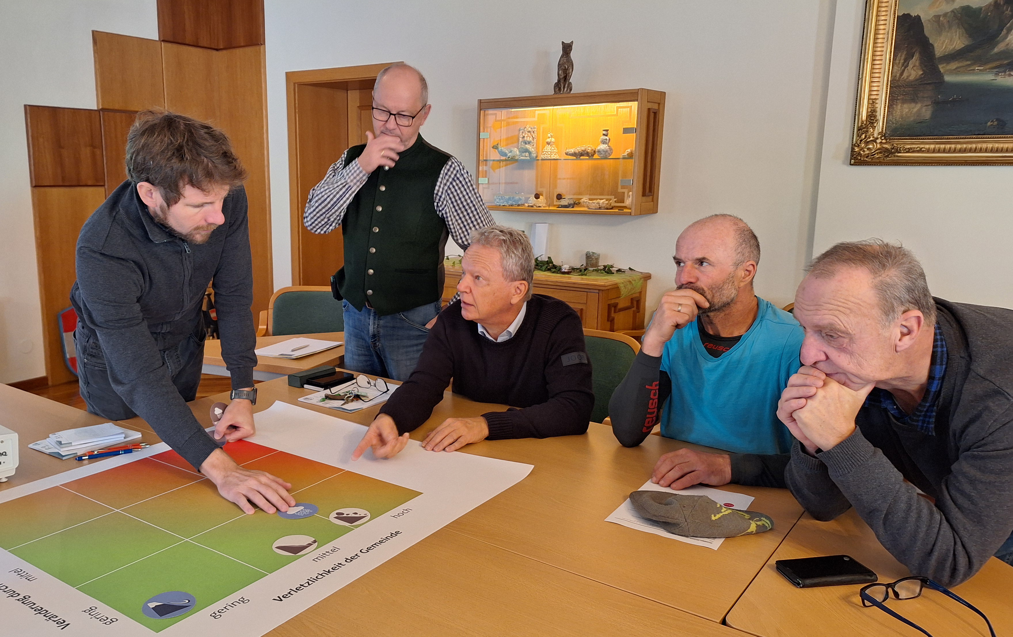 Auditor und Gemeindevertreter untersuchen anhand Risikomatrix örtliche Naturgefahren