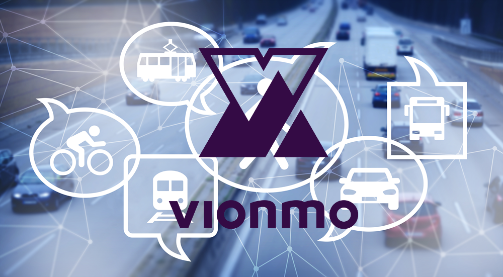 Vionmo Logo Sprechblasen mit Auto, Bahn, Bus, Fahrrad Graphiken auf einem Autobahn Hintergrund