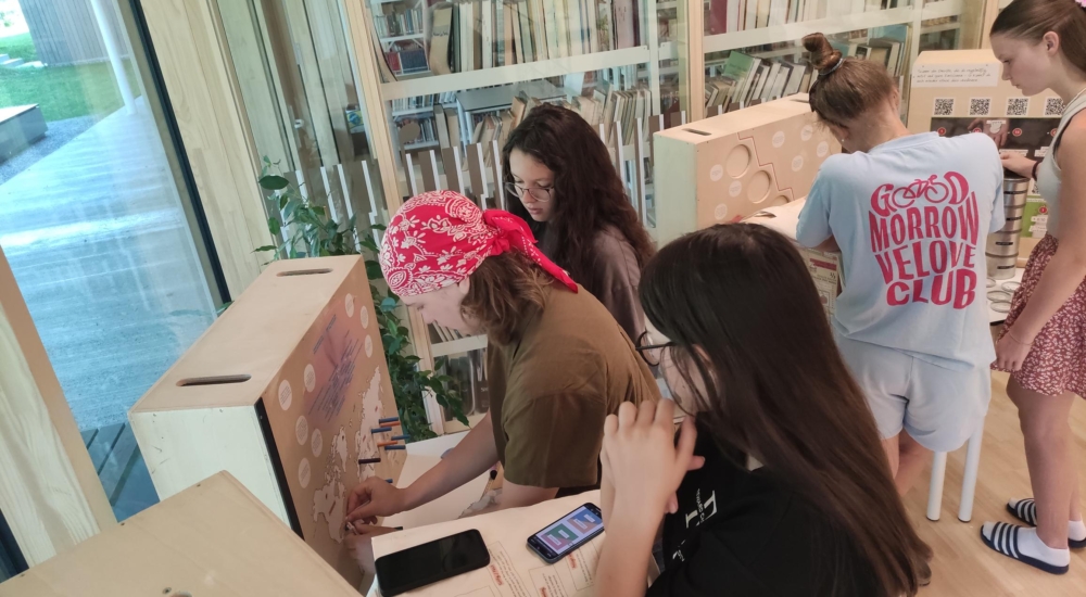 mehrere Personen schauen sich den Klimaladen an