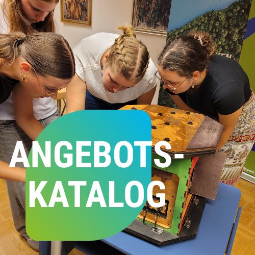 Vier Mädchen beim Lösen der klima-Escape Box mit Beschriftung Angebotskatalog links unten