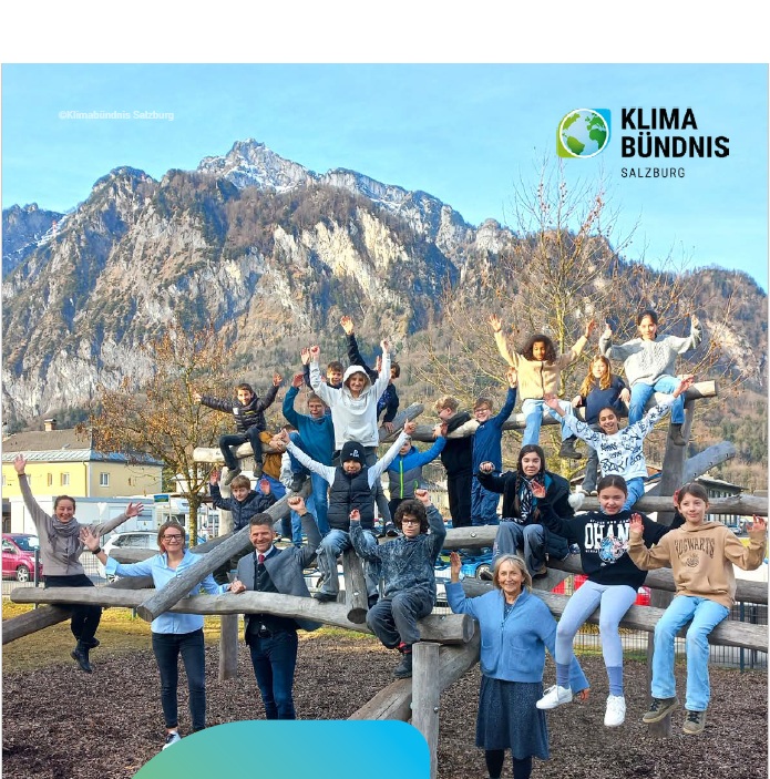 Gruppen der einer Schulklasse bei Sonnenschein am Spielplatz