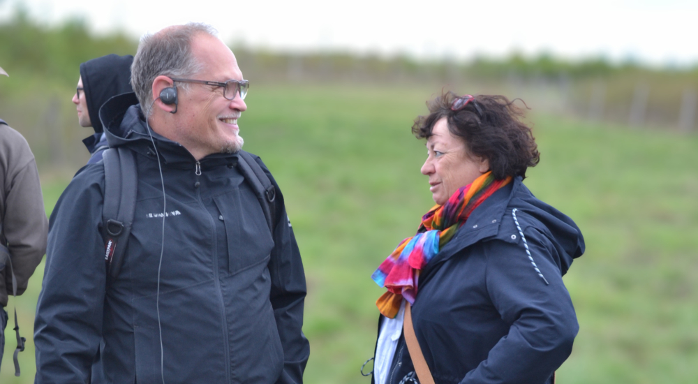 Zwei Teilnehmende reden miteinander