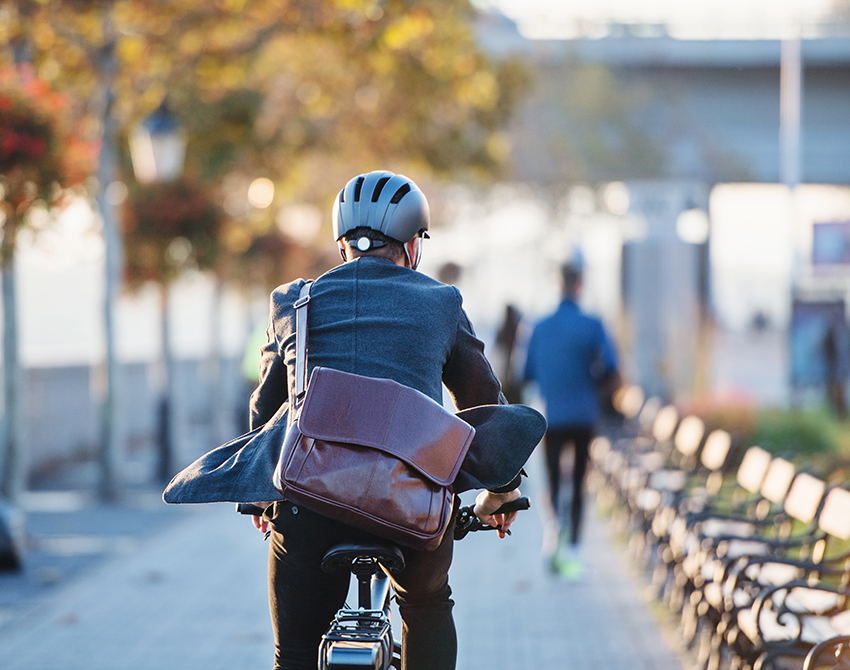 Fahrradfahrer mit Helm und Tasche