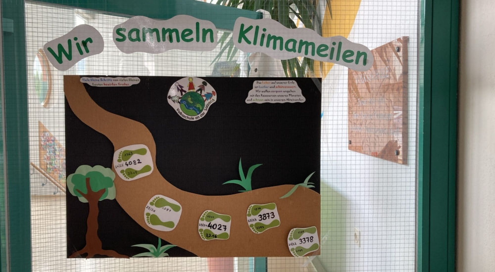 von Kindern gestaltetes Plakat mit Fußabdrücken