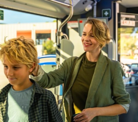 Frau und Kind in Bus