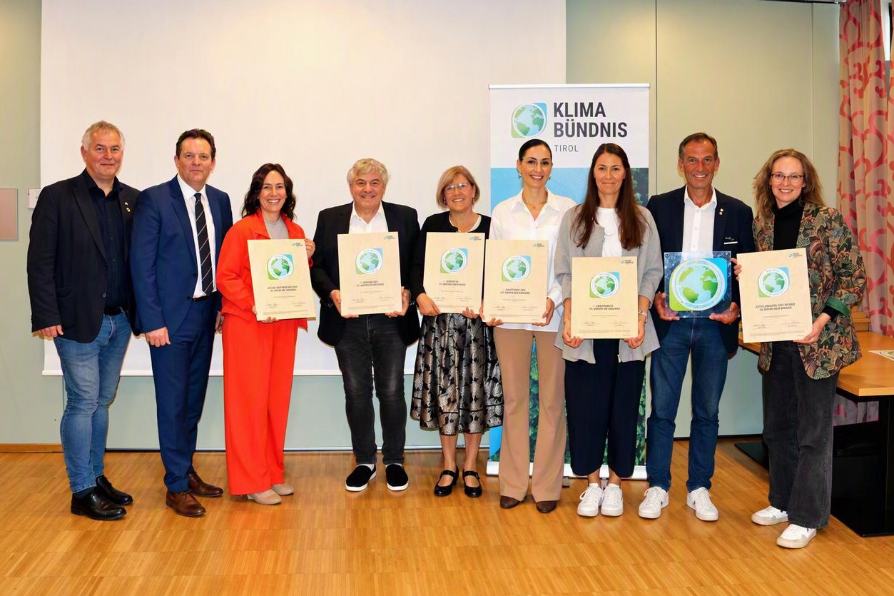 Klimabündnis Tirol: Geehrte Personen halten Urkunden und Auszeichnungen in Tirol.